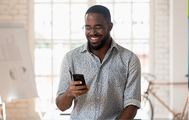 Smiling man on a cell phone.